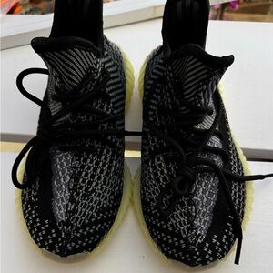 Adidas Yeezy Boost 350 V2 Carbon